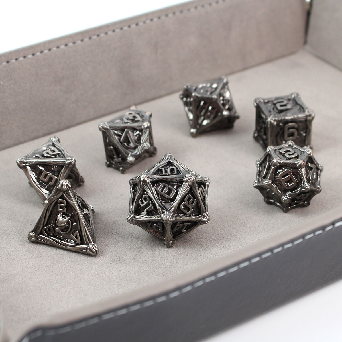 Zestaw ciężkich metalowych kości RPG Iron Dragon's Hoard w kolorze ciemnej stali