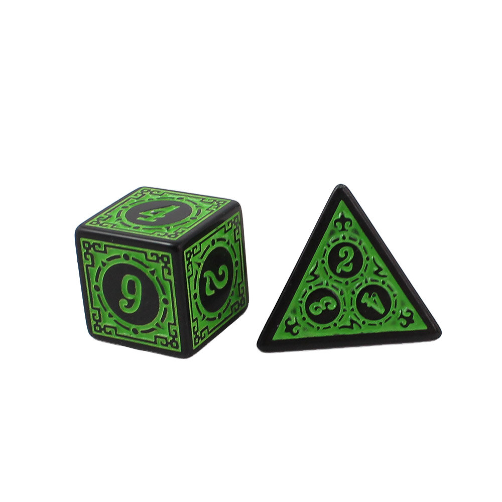 Kości RPG Zestaw czarno-zielonych kości RPG Verdant Arcane z ozdobnymi grawerowanymi ramkami.