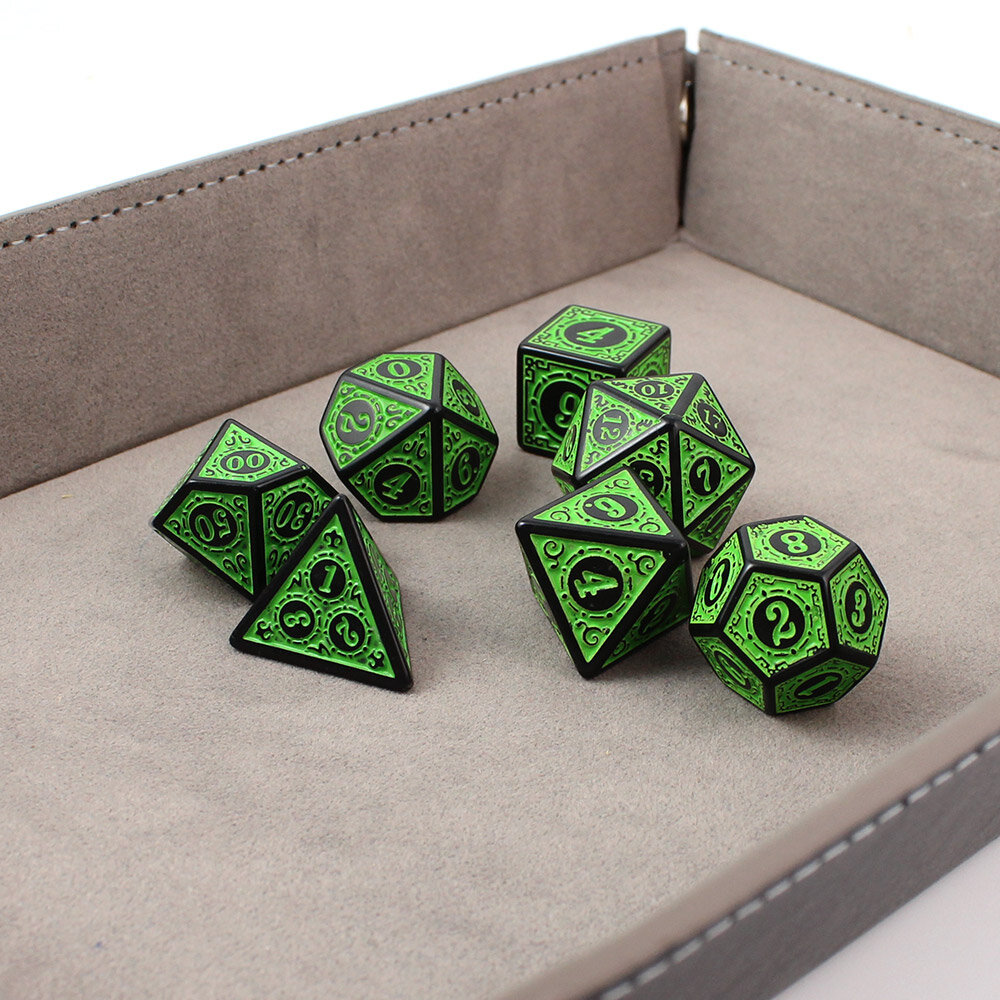 Kości RPG Zestaw czarno-zielonych kości RPG Verdant Arcane z ozdobnymi grawerowanymi ramkami.