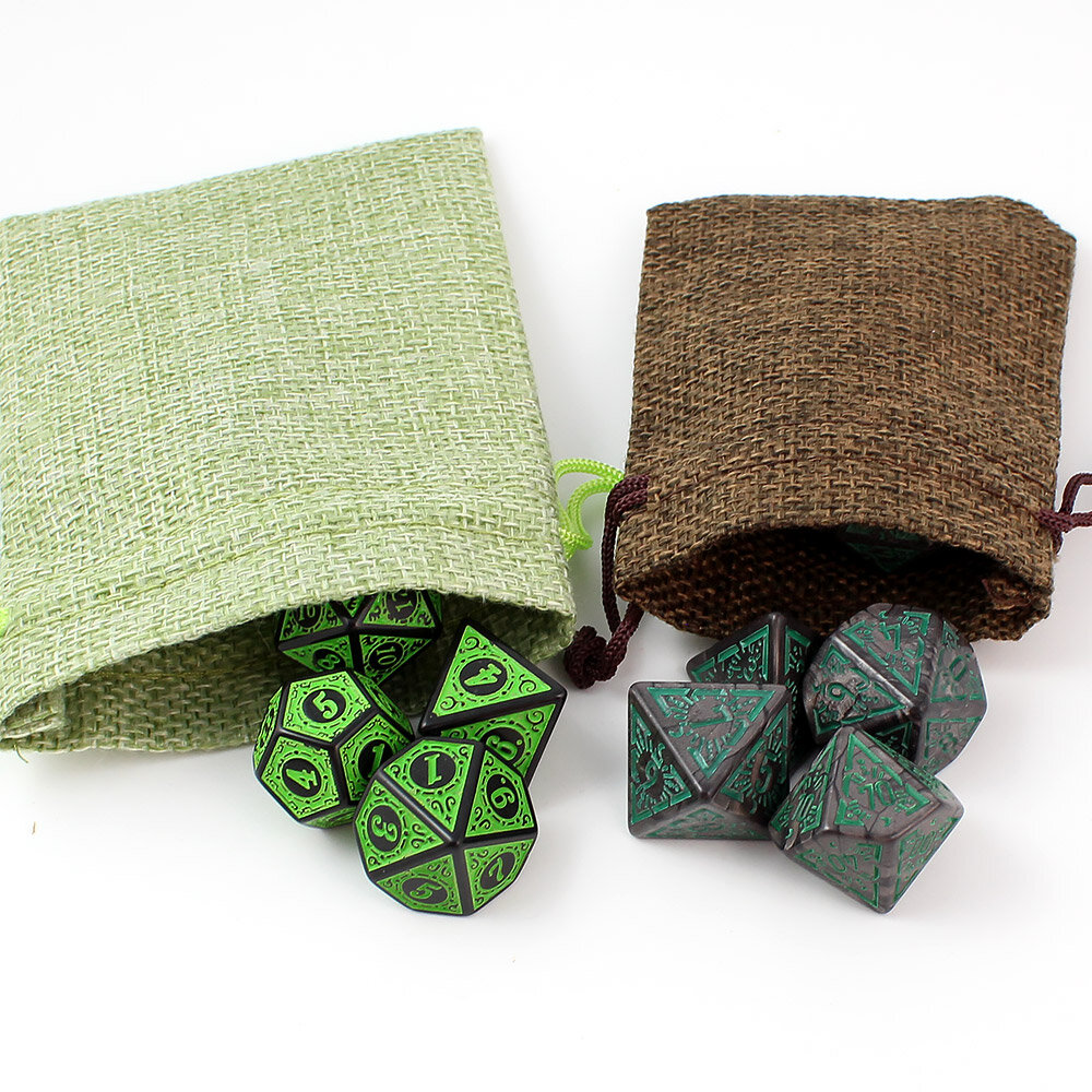 Kości RPG Zestaw czarno-zielonych kości RPG Verdant Arcane z ozdobnymi grawerowanymi ramkami.