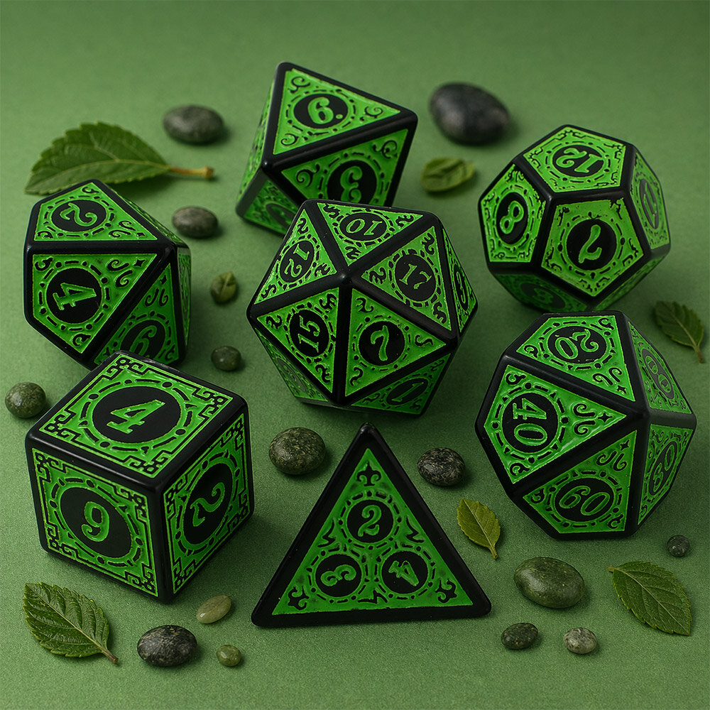Kości RPG Zestaw czarno-zielonych kości RPG Verdant Arcane z ozdobnymi grawerowanymi ramkami.