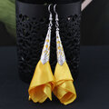Długie, żółte satynowe kolczyki materiałowe w kształcie kwiatów ze srebrnym ażurowym wykończeniem Długie, żółte satynowe kolczyki materiałowe w kształcie kwiatów ze srebrnym ażurowym wykończeniem