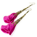 Długie satynowe kolczyki kwiaty w kolorze fuksji z ażurowym kielichem w odcieniu antycznego brązu.