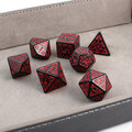 Zestaw 7 czarnych akrylowych kości RPG z czerwonymi runami, ramkami i cyframi | Akrylowe Kości Infernal Runes Lume Design