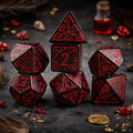 Zestaw 7 czarnych akrylowych kości RPG z czerwonymi runami, ramkami i cyframi | Akrylowe Kości Infernal Runes Lume Design