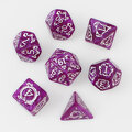 Zestaw fioletowych kości wielościennych Dragon's Amethyst ze smoczym motywem.