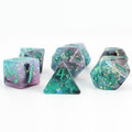 Zestaw 7 żywicznych kości RPG o zaokrąglonych krawędziach ze wzorem miętowo-szarego dymu i błyszczącymi drobinkami | Żywiczne Kości Spectral Mint Lume Design