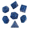 Zestaw 7 granatowych akrylowych kości RPG z czarnymi runami, ramkami i cyframi | Akrylowe Kości Abyssal Runes Lume Design Zestaw 7 granatowych akrylowych kości RPG z czarnymi runami, ramkami i cyframi | Akrylowe Kości Abyssal Runes Lume Design