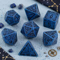 Zestaw 7 granatowych akrylowych kości RPG z czarnymi runami, ramkami i cyframi | Akrylowe Kości Abyssal Runes Lume Design Zestaw 7 granatowych akrylowych kości RPG z czarnymi runami, ramkami i cyframi | Akrylowe Kości Abyssal Runes Lume Design