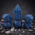 Zestaw 7 granatowych akrylowych kości RPG z czarnymi runami, ramkami i cyframi | Akrylowe Kości Abyssal Runes Lume Design Zestaw 7 granatowych akrylowych kości RPG z czarnymi runami, ramkami i cyframi | Akrylowe Kości Abyssal Runes Lume Design