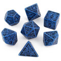Zestaw 7 granatowych akrylowych kości RPG z czarnymi runami, ramkami i cyframi | Akrylowe Kości Abyssal Runes Lume Design Zestaw 7 granatowych akrylowych kości RPG z czarnymi runami, ramkami i cyframi | Akrylowe Kości Abyssal Runes Lume Design