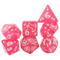 Zestaw malinowych kości wielościennych Cat Magic z brokatem i wzorem w urocze koty. Zestaw malinowych kości wielościennych Cat Magic z brokatem i wzorem w urocze koty.