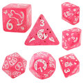 Zestaw malinowych kości wielościennych Cat Magic z brokatem i wzorem w urocze koty. Zestaw malinowych kości wielościennych Cat Magic z brokatem i wzorem w urocze koty.