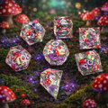Zestaw 7 przezroczystych kości RPG z żywicy z ilustracjami grzybów i fioletowym płynnym wnętrzem | Kości Liquid Core Mystic Shrooms Lume Design
