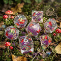 Zestaw 7 przezroczystych kości RPG z żywicy z ilustracjami grzybów i fioletowym płynnym wnętrzem | Kości Liquid Core Mystic Shrooms Lume Design