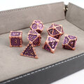 Metalowe kości RPG w kolorze różowego złota z fioletowym wypełnieniem i ornamentami | Kości Metalowe Royal Amethyst & Rose Gold Lume Design