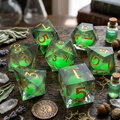 Zestaw 7 kości RPG z żywicy z płynnym zielonym wnętrzem i ostrymi krawędziami | Kości Liquid Core Toxic Surge Lume Design