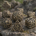 Metalowe kości RPG z rzeźbionymi wzorami celtyckich węzłów w kolorze antycznego brązu | Kości Metalowe Celtic Ancient Knots Lume Design
