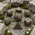 Metalowe kości RPG z rzeźbionymi wzorami celtyckich węzłów w kolorze antycznego brązu | Kości Metalowe Celtic Ancient Knots Lume Design