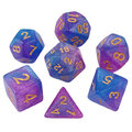 Zestaw brokatowych kości RPG Astro Dust w kolorach niebieskim i fioletowym ze złotymi cyframi. Zestaw brokatowych kości RPG Astro Dust w kolorach niebieskim i fioletowym ze złotymi cyframi.