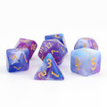 Zestaw 7 akrylowych kości RPG o zaokrąglonych krawędziach ze wzorem dymu w odcieniach fioletu, błękitu i bieli | Akrylowe Kości Twilight Mist Lume Design
