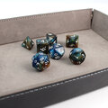 Zestaw 7 akrylowych kości RPG w kolorze granatowo-brązowym z brokatem i unikatową białą czcionką | Akrylowe Kości Bronze Nebula Lume Design Zestaw 7 akrylowych kości RPG w kolorze granatowo-brązowym z brokatem i unikatową białą czcionką | Akrylowe Kości Bronze Nebula Lume Design