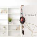 Zakładka do książki z czerwonymi kwiatami i szklanymi motylkami w stylu boho