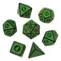 Zestaw czarno-zielonych kości RPG Verdant Arcane z ozdobnymi grawerowanymi ramkami. Zestaw czarno-zielonych kości RPG Verdant Arcane z ozdobnymi grawerowanymi ramkami.