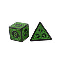Zestaw czarno-zielonych kości RPG Verdant Arcane z ozdobnymi grawerowanymi ramkami. Zestaw czarno-zielonych kości RPG Verdant Arcane z ozdobnymi grawerowanymi ramkami.