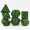 Zestaw czarno-zielonych kości RPG Verdant Arcane z ozdobnymi grawerowanymi ramkami. Zestaw czarno-zielonych kości RPG Verdant Arcane z ozdobnymi grawerowanymi ramkami.