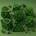 Zestaw czarno-zielonych kości RPG Verdant Arcane z ozdobnymi grawerowanymi ramkami. Zestaw czarno-zielonych kości RPG Verdant Arcane z ozdobnymi grawerowanymi ramkami.