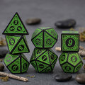 Zestaw czarno-zielonych kości RPG Verdant Arcane z ozdobnymi grawerowanymi ramkami. Zestaw czarno-zielonych kości RPG Verdant Arcane z ozdobnymi grawerowanymi ramkami.