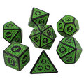 Zestaw czarno-zielonych kości RPG Verdant Arcane z ozdobnymi grawerowanymi ramkami. Zestaw czarno-zielonych kości RPG Verdant Arcane z ozdobnymi grawerowanymi ramkami.