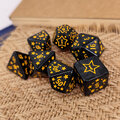 Zestaw kości RPG Midnight Stars czarne w żółte gwiazdki Zestaw kości RPG Midnight Stars czarne w żółte gwiazdki