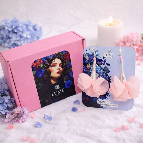 Długie kolczyki kwiaty pudrowy róż srebrne bigle zamknięte