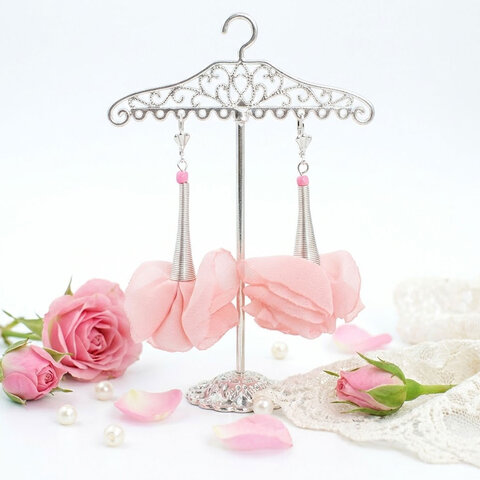 Długie kolczyki kwiaty pudrowy róż srebrne bigle zamknięte