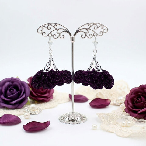 Kolczyki kwiaty ciemny fiolet mieniące się drobinki srebrne bigle