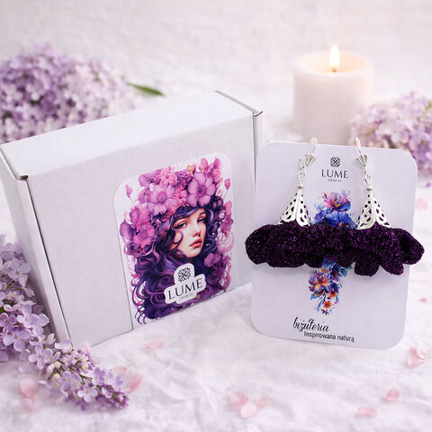 Kolczyki kwiaty ciemny fiolet mieniące się drobinki srebrne bigle