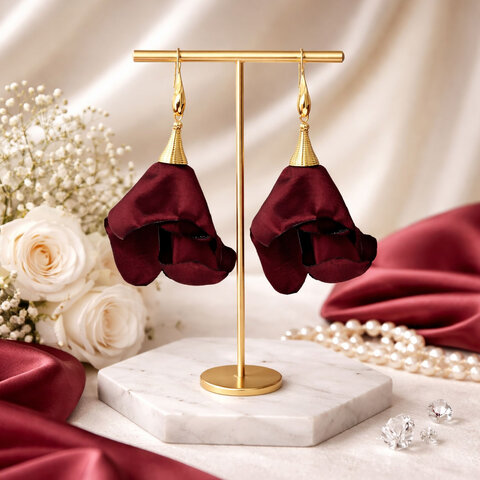 Długie, wiszące kolczyki w kształcie kwiatów uformowanych z burgundowej tkaniny ze złotym spiralnym stożkiem Długie, wiszące kolczyki w kształcie kwiatów uformowanych z burgundowej tkaniny ze złotym spiralnym stożkiem