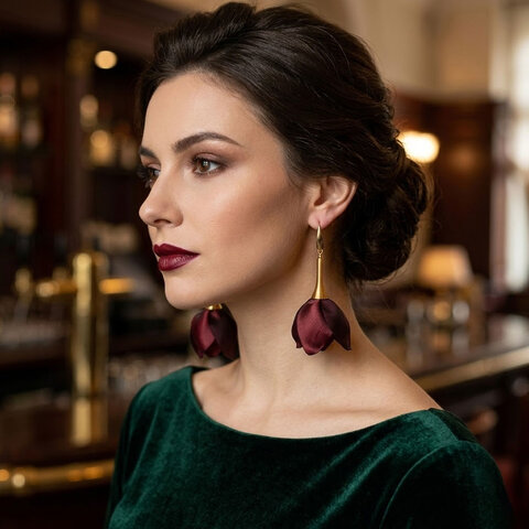 Długie, wiszące kolczyki w kształcie kwiatów uformowanych z asymetrycznych płatków tkaniny w kolorze ciemnym burgundowym Długie, wiszące kolczyki w kształcie kwiatów uformowanych z asymetrycznych płatków tkaniny w kolorze ciemnym burgundowym