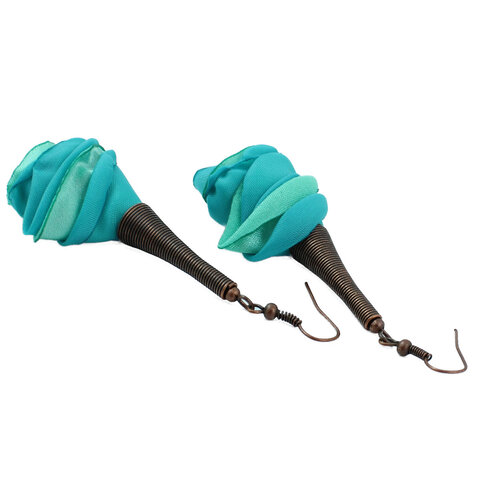 Długie turkusowe kolczyki kwiaty z miedzianym spiralnym wykończeniem Długie turkusowe kolczyki kwiaty z miedzianym spiralnym wykończeniem