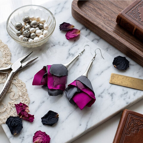 Długie, wiszące kolczyki materiałowe w kształcie kaskadowych kwiatów. Asymetryczne płatki z tkaniny w kolorze fuksji i szarości Długie, wiszące kolczyki materiałowe w kształcie kaskadowych kwiatów. Asymetryczne płatki z tkaniny w kolorze fuksji i szarości