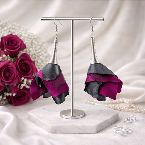 Długie, wiszące kolczyki materiałowe w kształcie kaskadowych kwiatów. Asymetryczne płatki z tkaniny w kolorze fuksji i szarości Długie, wiszące kolczyki materiałowe w kształcie kaskadowych kwiatów. Asymetryczne płatki z tkaniny w kolorze fuksji i szarości