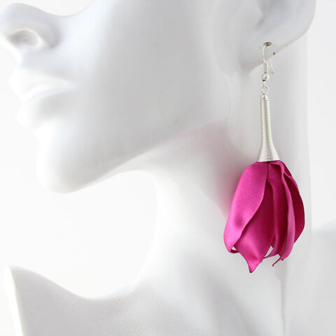Długie, różowe kolczyki materiałowe fuksja z satynowych płatków kwiatów, srebrne zapięcia Długie, różowe kolczyki materiałowe fuksja z satynowych płatków kwiatów, srebrne zapięcia