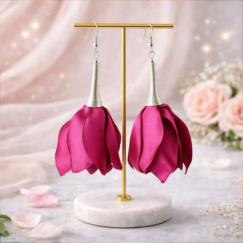 Długie, różowe kolczyki materiałowe fuksja z satynowych płatków kwiatów, srebrne zapięcia Długie, różowe kolczyki materiałowe fuksja z satynowych płatków kwiatów, srebrne zapięcia