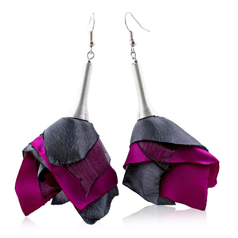 Długie, wiszące kolczyki materiałowe w kształcie kaskadowych kwiatów. Asymetryczne płatki z tkaniny w kolorze fuksji i szarości Długie, wiszące kolczyki materiałowe w kształcie kaskadowych kwiatów. Asymetryczne płatki z tkaniny w kolorze fuksji i szarości