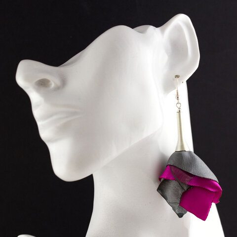 Długie, wiszące kolczyki materiałowe w kształcie kaskadowych kwiatów. Asymetryczne płatki z tkaniny w kolorze fuksji i szarości Długie, wiszące kolczyki materiałowe w kształcie kaskadowych kwiatów. Asymetryczne płatki z tkaniny w kolorze fuksji i szarości