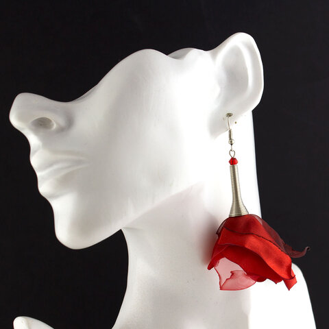 Długie, czerwone materiałowe kolczyki w kształcie kwiatów z elementami w antycznym odcieniu srebra Długie, czerwone materiałowe kolczyki w kształcie kwiatów z elementami w antycznym odcieniu srebra