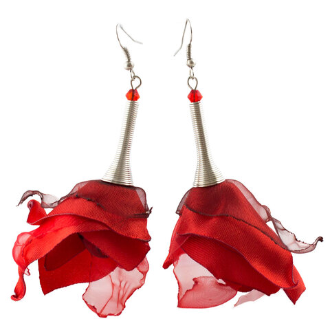 Długie, czerwone materiałowe kolczyki w kształcie kwiatów z elementami w antycznym odcieniu srebra Długie, czerwone materiałowe kolczyki w kształcie kwiatów z elementami w antycznym odcieniu srebra