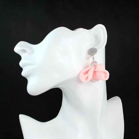 Kolczyki kwiaty pudrowy róż wiszące ażurowe rozety